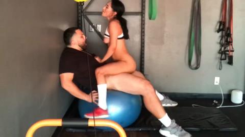 Fucking hot chick in a public gym